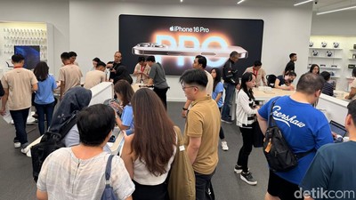 Keramaian Penjualan Perdana iPhone 16 di Indonesia