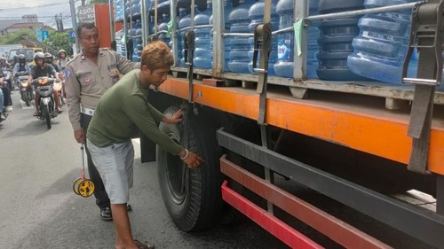 Perempuan asal Karangasem tewas terlindas truk di Jalan Imam Bonjol Nokor 503, Denpasar, Jumat (11/4/2025). (Dok Polresta Denpasar)