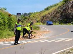 Cegah Kecelakaan di Jalur Lintas Selatan, Polres Blitar Bantu Bersihkan Jalan