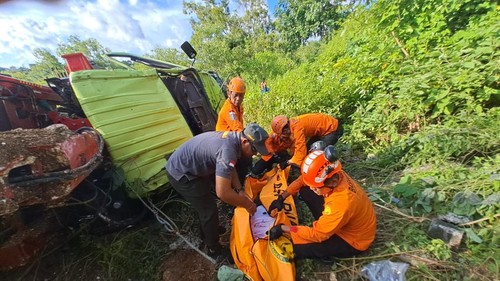 Personel SAR dibantu aparat Desa Pecatu mengevakuasi sopir truk tewas akibat terjepit setelah kendaraannya gagal menanjak di Jalan Pura Agung Wisesa, Desa Ungasan, Kecamatan Kuta Selatan, Badung, Jumat (11/4/2025). (Dok SAR Denpasar)