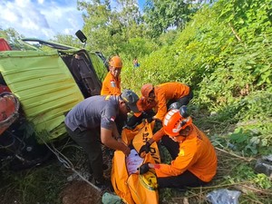 Truk Terguling Akibat Gagal Nanjak, Sopir Asal Buleleng Tewas Terjepit