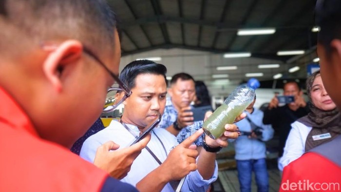 Perwakilan Ombudsman Kaltara memeriksa hasil BBM dari salah satu tangki mobil di bengkel Tarakan.