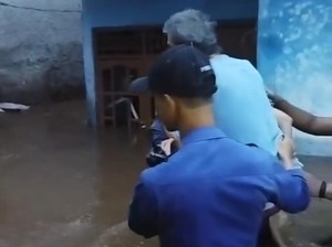 Banjir Terjadi di Depok, Damkar Gendong Warga-Kucing Oren Saat Evakuasi