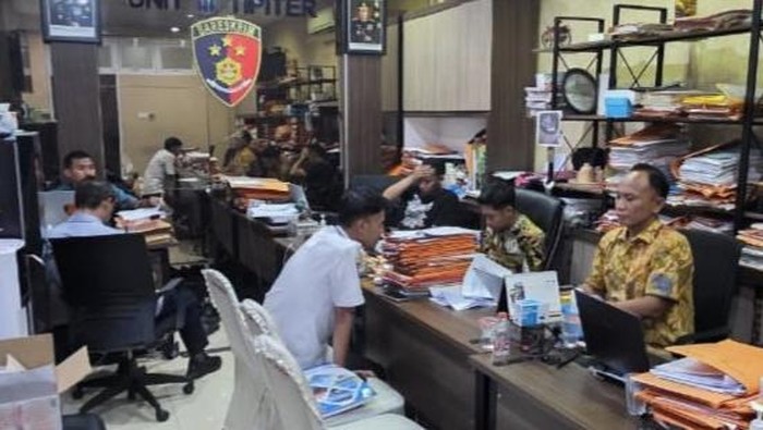 Petugas Dishub Gresik saat diperiksa di Polres Gresik.