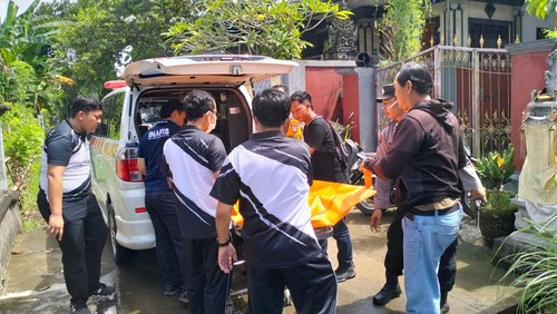 Petugas mengevakuasi jenazah lansia yang ditemukan membusuk di rumahnya di  di Lingkungan Pendem, Kelurahan Pendem, Jembrana, Bali,  Jumat (11/4/2025). (Istimewa)