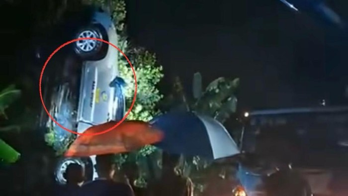 Mobil dinas Satpol PP Sidrap menabrak pembatas jembatan dan terjun ke saluran irigasi di Pinrang, Sulawesi Selatan (Sulsel).