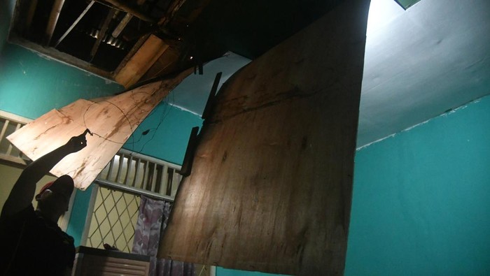 Warga menunjukkan plafon kamar yang ambruk pascagempa bumi di Cimanggu Pabuaran Poncol RT 05/08, Kelurahan Cilendek Timur, Kota Bogor, Jawa Barat, Jumat (11/4/2025). Gempa bumi berkekuatan Magnitudo 4,1 mengguncang Kota Bogor, Jawa Barat pada Kamis (10/4/2025) pukul 22.16 WIB yang mengakibatkan 16 bangunan rumah dan satu sekolah mengalami kerusakan. ANTARA FOTO/Arif Firmansyah/tom.