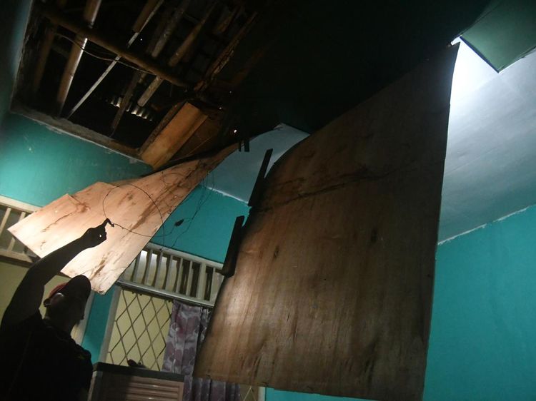 Plafon Kamar Warga Ambruk Usai Gempa di Bogor