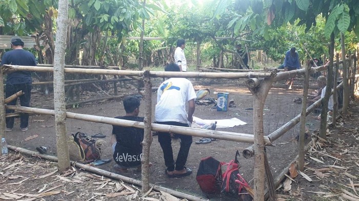 Polisi menggerebek lokasi judi sabung ayam di Pinrang.