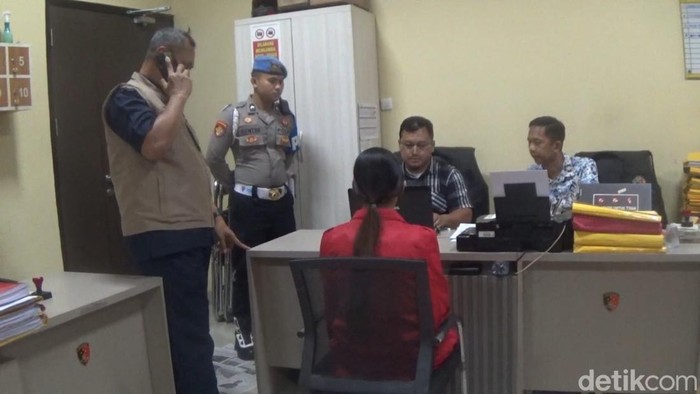 Polisi saat melakukan pemeriksaan terhadap IRT penipuan modus arisan bodong