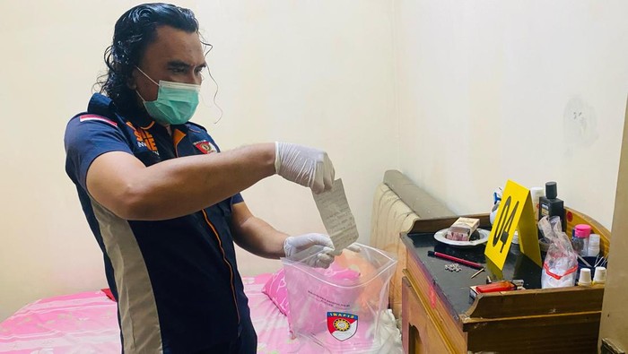 Polisi saat olah TKP pria di Pangkalpinang bunuh diri.