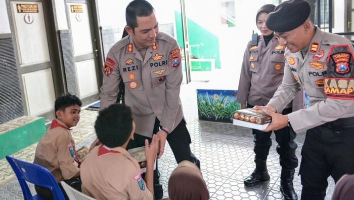 polisi Situbondo bersama anak berkebutuhan khusus