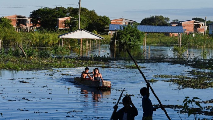 Potret Perjuangan Warga Bolivia Hidup di Tengah Banjir A drone view shows houses on the water in the Puerto Almacen area where many families live surrounded by water due to heavy rains causing flooding in central Bolivia, in Trinidad, Bolivia, April 6, 2025. REUTERS/Claudia Morales