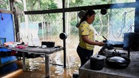 Warga memasak dengan susah payah di atas panggung kayu, sementara air menggenangi rumah mereka. Menurut para ahli, perubahan iklim telah mengubah pola cuaca, menunda turunnya hujan dan membuatnya lebih deras. Banjir telah melanda 590.000 keluarga dan menewaskan sedikitnya 55 orang.  