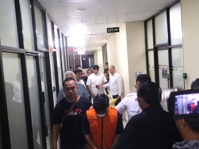 Potret pria inisial AFET yang viral menganiaya satpam RS di Bekasi kini memakai rompi tahanan.