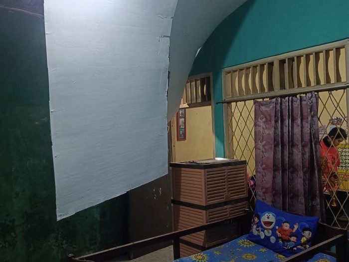 Potret rumah warga di Kelurahan Cilendek Timur, Bogor, rusak akibat gempa 4,1 magnitudo yang mengguncang Kota Bogor (Rizky/detikcom) Potret rumah warga di Kelurahan Cilendek Timur, Bogor, rusak akibat gempa 4,1 magnitudo yang mengguncang Kota Bogor (Rizky/detikcom)
