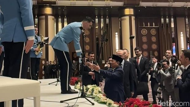 Prabowo sempat membagikan suvenir kepada para penampil di dinner kepresidenan Turkiye. Foto: Firda/detikcom.