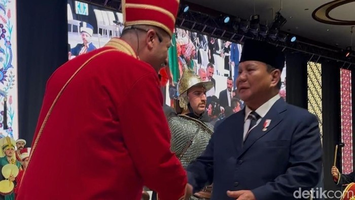 Prabowo sempat membagikan suvenir kepada para penampil di dinner kepresidenan Turkiye. Foto: Firda/detikcom.