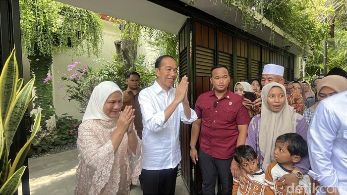 Presiden ke-7, Joko Widodo ditemui di kediaman pribadinya, Sumber, Banjarsari, Solo, Jumat (11/4/2025).