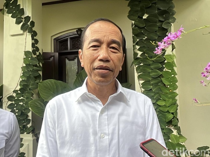 Presiden ke-7, Joko Widodo ditemui di kediamannya Sumber, Banjarsari, Solo, Jumat (11/4/2025).