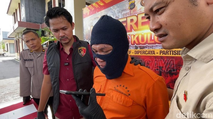 Pria asal Ogan Ilir tipu-tipu jadi CS raup duit Rp 50 juta milik warga Kulon Progo. Tersangka berinisial FW dihadirkan di Mapolres Kulon Progo, Jumat (11/4/2025).