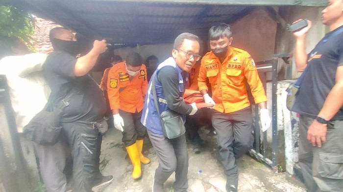 Evakuasi jenazah korban yang ditemukan tewas di rumahnya Rungkut Harapan Surabaya