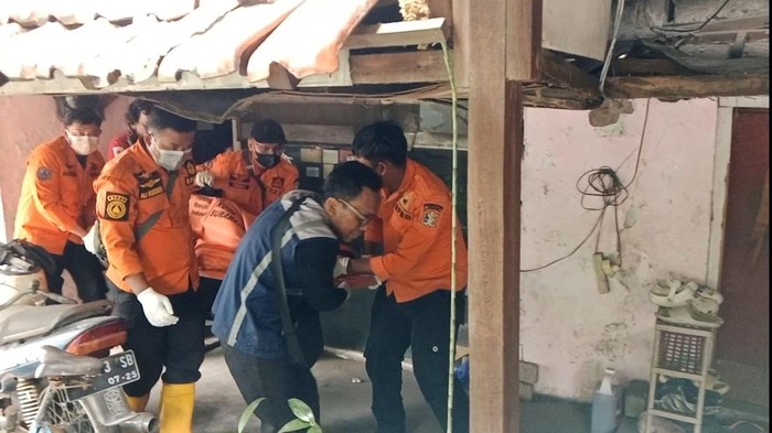 Evakuasi jenazah korban yang ditemukan tewas di rumahnya Rungkut Harapan Surabaya