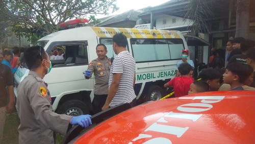 Proses evakuasi mayat pria di perumahan BTN Bale Agung, Dusun Muhajirin, Desa Terong Tawah, Kecamatan Labuapi, Lombok Barat, Jumat (11/4/2025) sore. (Foto: Dok. Istimewa)