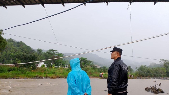 Proses pencarian bocah hilang tenggelam di Sungai Cikaengan
