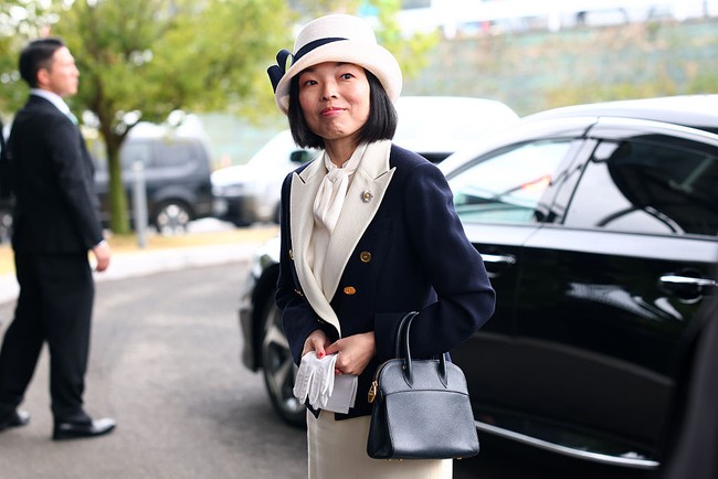 Penampilan glamor Putri Akiko ini juga bertepatan dengan perayaan satu tahun kehadiran resmi keluarga Kekaisaran di Instagram melalui akun @kunaicho_jp. Meski kontennya cenderung sederhana dan formal, langkah ini merupakan bagian dari inisiatif modernisasi dari kekaisaran Jepang. Foto: Getty Images