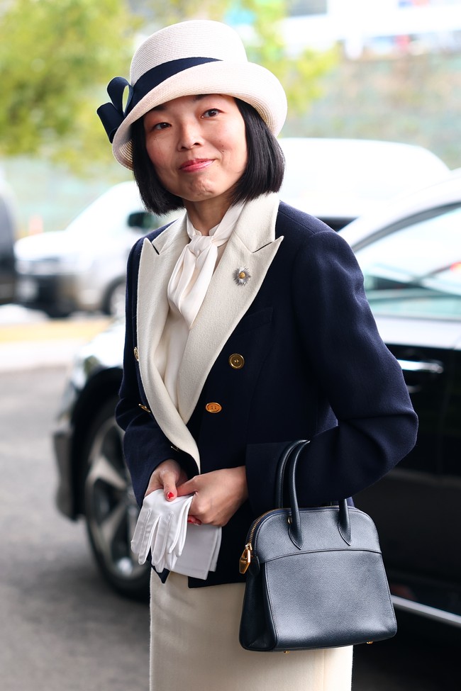 Mengenakan blazer bergaya militer berwarna navy yang dipadukan dengan rok pensil krem, Putri Akiko tampil klasik.  Foto: Getty Images