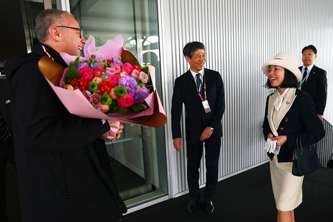 Putri Akiko dari Jepang mencuri perhatian publik dalam penampilan langkanya di Grand Prix Jepang 2025. Sepupu kedua Kaisar Naruhito itu jarang tampil di publik. Foto: Getty Images