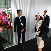 Putri Akiko dari Jepang mencuri perhatian publik dalam penampilan langkanya di Grand Prix Jepang 2025. Sepupu kedua Kaisar Naruhito itu jarang tampil di publik. Foto: Getty Images