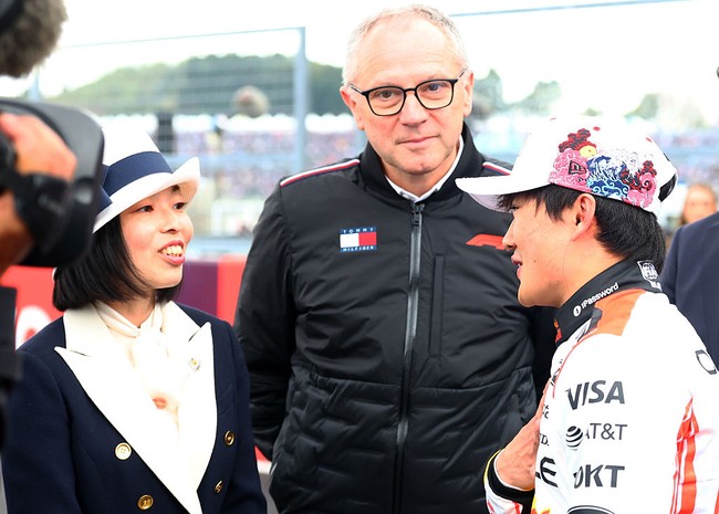 Tidak hanya itu, Putri Akiko juga sempat berbincang hangat dengan pembalap tuan rumah, Yuki Tsunoda, yang finis di posisi ke-12 pada balapan kali ini. Foto: Getty Images