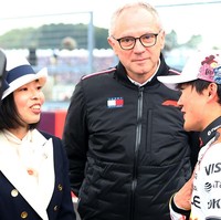 Tidak hanya itu, Putri Akiko juga sempat berbincang hangat dengan pembalap tuan rumah, Yuki Tsunoda, yang finis di posisi ke-12 pada balapan kali ini. Foto: Getty Images