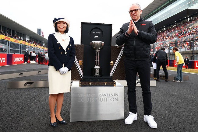 Wanita 42 tahun ini menyampaikan sambutan resmi dari podium sebelum balapan dimulai. Ia terlihat berdiri berdampingan dengan CEO Formula One Group, Stefano Domenicali, saat lagu kebangsaan dikumandangkan.  Foto: Getty Images