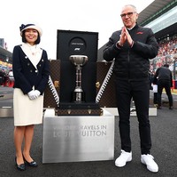 Wanita 42 tahun ini menyampaikan sambutan resmi dari podium sebelum balapan dimulai. Ia terlihat berdiri berdampingan dengan CEO Formula One Group, Stefano Domenicali, saat lagu kebangsaan dikumandangkan.  Foto: Getty Images
