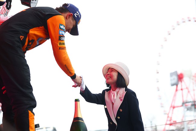 Sebagai bagian dari seremoni penghargaan, Putri Akiko menyambut para pemenang ke podium: Lando Norris dari Inggris yang finis kedua untuk McLaren, diikuti oleh rekan setimnya Oscar Piastri di posisi ketiga.  Foto: Getty Images