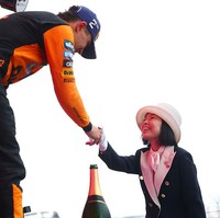 Sebagai bagian dari seremoni penghargaan, Putri Akiko menyambut para pemenang ke podium: Lando Norris dari Inggris yang finis kedua untuk McLaren, diikuti oleh rekan setimnya Oscar Piastri di posisi ketiga.  Foto: Getty Images