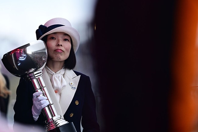 Aksesori scarf di leher serta topi senada melengkapi penampilannya yang dikenal selalu rapi dan berkelas. Gaya ini bukan hal baru bagi sang Putri, ia pernah mengenakan ansambel serupa saat kunjungan kenegaraan ke Turki pada 2018. Foto: Getty Images