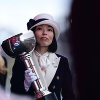 Aksesori scarf di leher serta topi senada melengkapi penampilannya yang dikenal selalu rapi dan berkelas. Gaya ini bukan hal baru bagi sang Putri, ia pernah mengenakan ansambel serupa saat kunjungan kenegaraan ke Turki pada 2018. Foto: Getty Images