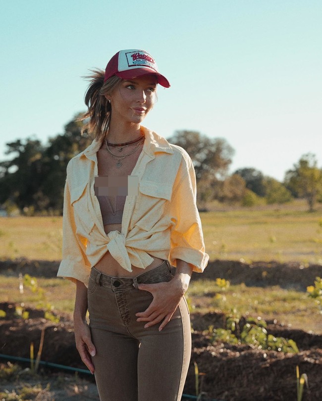 “Tumbuh besar di negara bagian Washington, yang dipenuhi dengan pegunungan dan pepohonan yang indah, aku selalu mencintai alam,   “Aku selalu berpikir untuk membeli tanah sendiri, tetapi setelah menonton film dokumenter dan menyadari betapa buruknya cara kita bertani, aku tahu aku ingin terlibat,”  katanya dilansir Mirror. Foto: Instagram @rachelc00k  