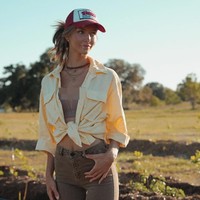 “Tumbuh besar di negara bagian Washington, yang dipenuhi dengan pegunungan dan pepohonan yang indah, aku selalu mencintai alam,   “Aku selalu berpikir untuk membeli tanah sendiri, tetapi setelah menonton film dokumenter dan menyadari betapa buruknya cara kita bertani, aku tahu aku ingin terlibat,”  katanya dilansir Mirror. Foto: Instagram @rachelc00k  