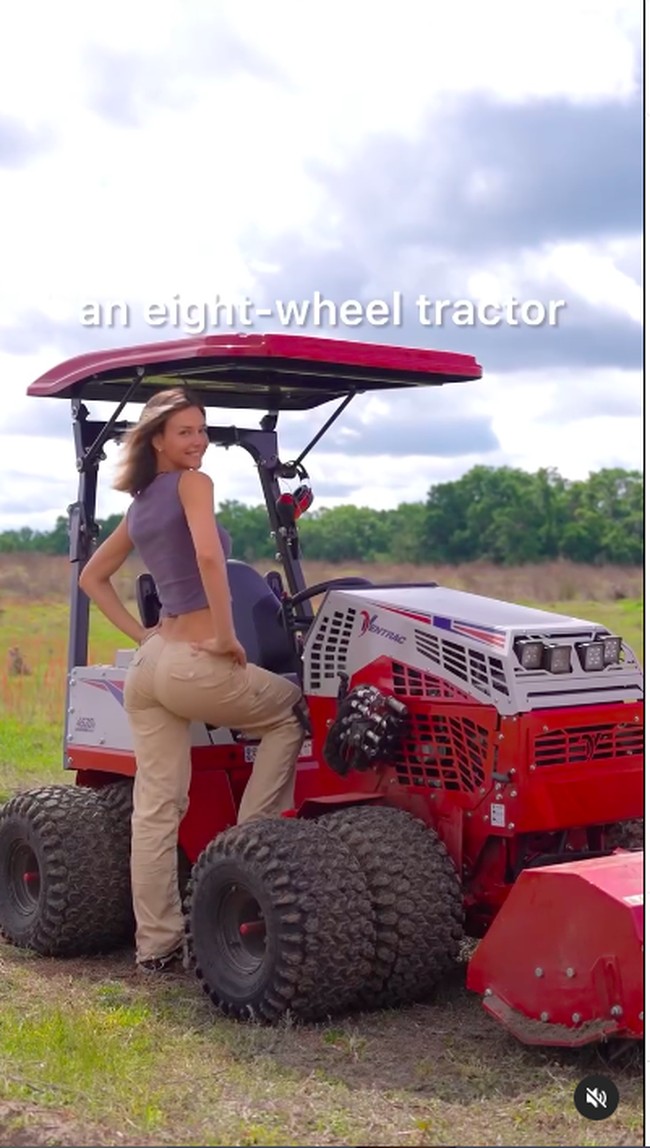 Begini penampilan cantiknya ketika sedang terjun mengolah lahan. Foto: Instagram @rachelc00k