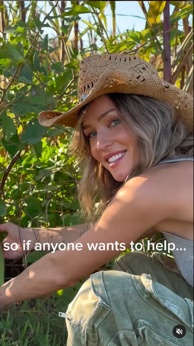 Setelah mendapat 1 juta dollar (Rp 16 miliaran) pertamanya dari pekerjaan modeling, Rachel mulai membeli lahan, traktor, dan alat-alat lain yang dibutuhkan.  Foto: Instagram @rachelc00k