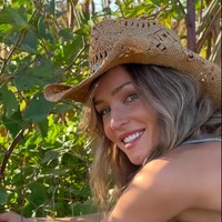 Setelah mendapat 1 juta dollar (Rp 16 miliaran) pertamanya dari pekerjaan modeling, Rachel mulai membeli lahan, traktor, dan alat-alat lain yang dibutuhkan.  Foto: Instagram @rachelc00k