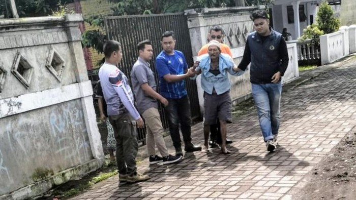 Razia gelandangan dan pengemis di Bondowoso. Salah satu dari mereka mengaku bisa berangkat umrah.
