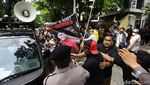 Ricuh! Massa Pro dan Kontra Hasto Bentrok di Pengadilan Tipikor Jakarta