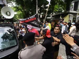 Video: Massa Pro-Kontra Hasto Ramaikan Depan PN Jakpus Jelang Sidang Duplik