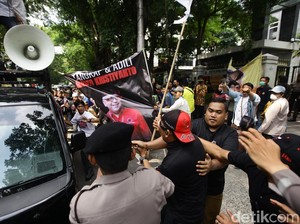 Video: Massa Pro-Kontra Hasto Ramaikan Depan PN Jakpus Jelang Sidang Duplik